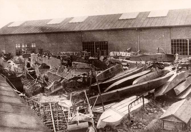 Zerstrte Flugzeuge 1920 hinter Halle 3 in Kiel-Holtenau