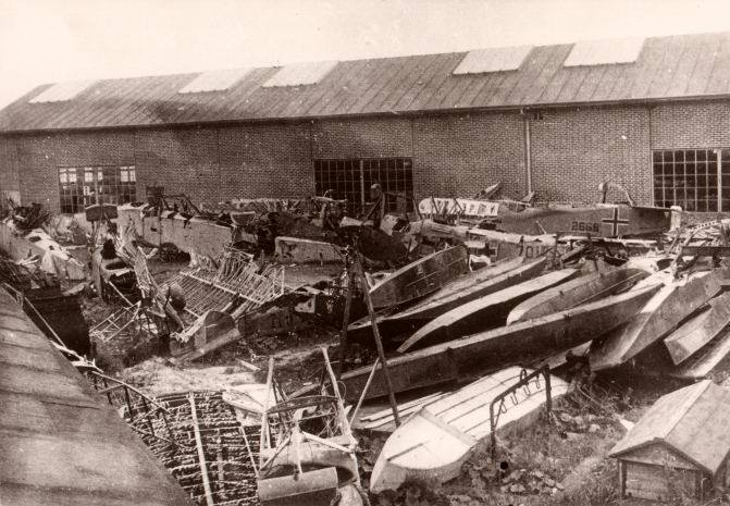 Zerst�rte Flugzeuge 1920 hinter Halle 3 in Kiel-Holtenau