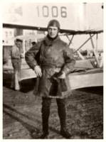 Pl�schow in Fliegerkombi